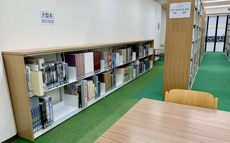 1階大型本書架写真